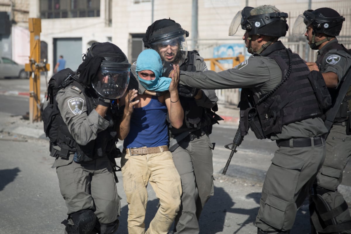 שוטרי מג"ב עוצרים מתפרע בירושלים, בשבוע שעבר
