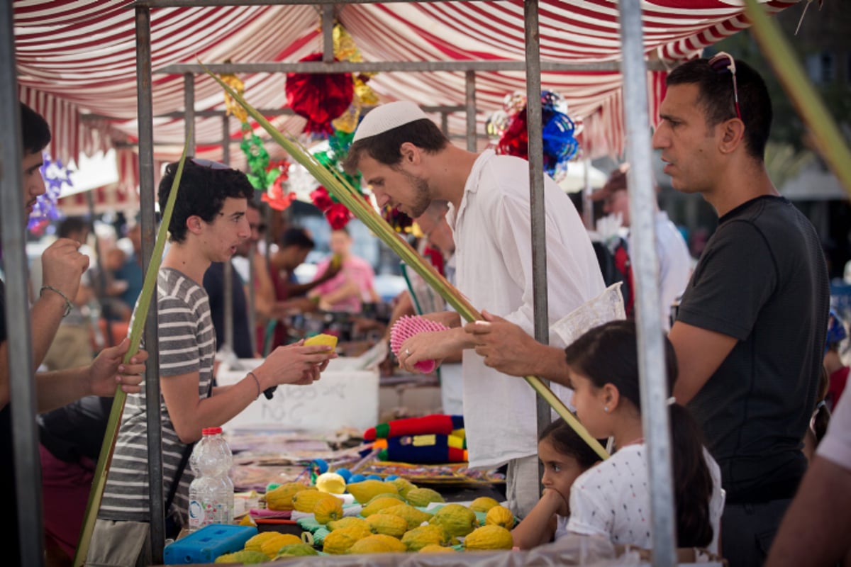 מתכוננים לחג הסוכות בירושלים ובתל אביב • צפו בתיעוד