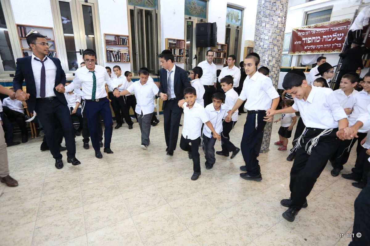 שמחת בית השואבה אצל הגר"ש מחפוד. צפו