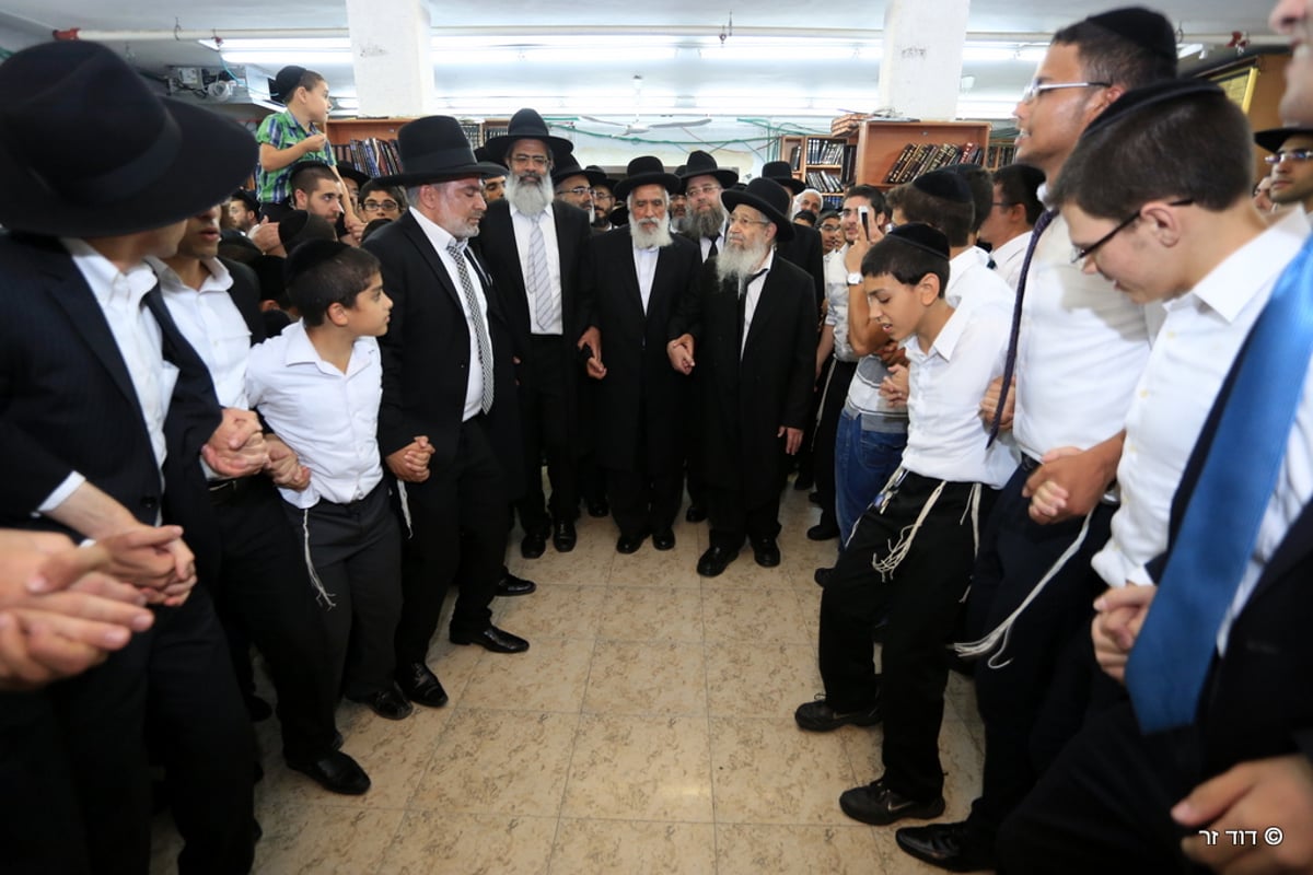 שמחת בית השואבה אצל הגר"ש מחפוד. צפו