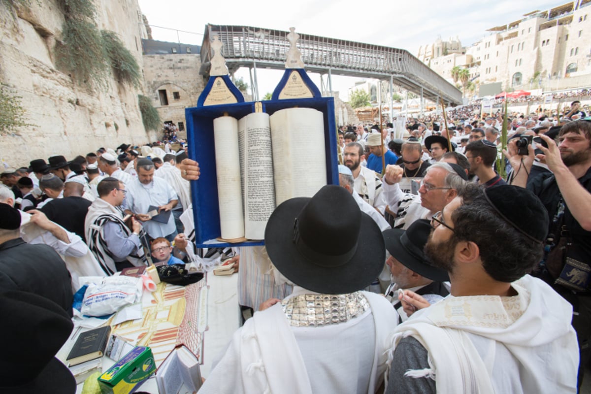 תיעוד ענק: מעמד ברכת כהנים בכותל המערבי