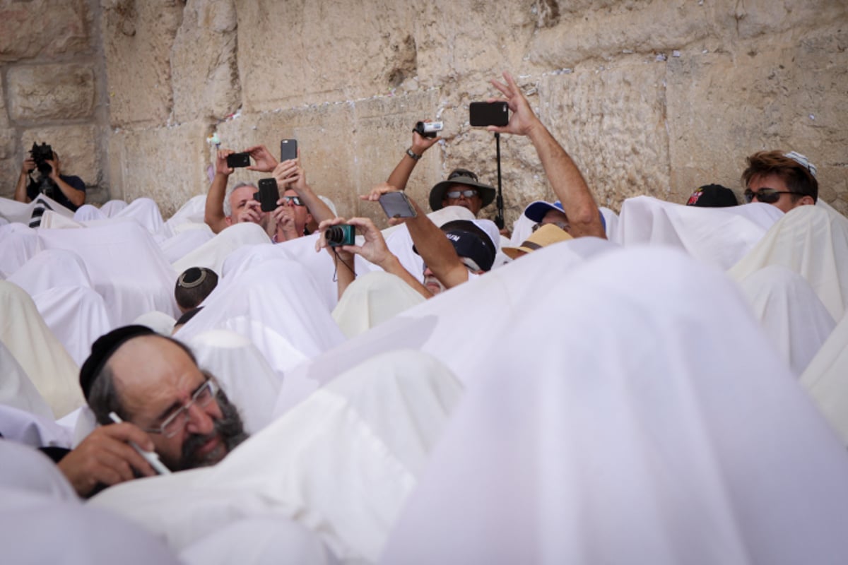 תיעוד ענק: מעמד ברכת כהנים בכותל המערבי