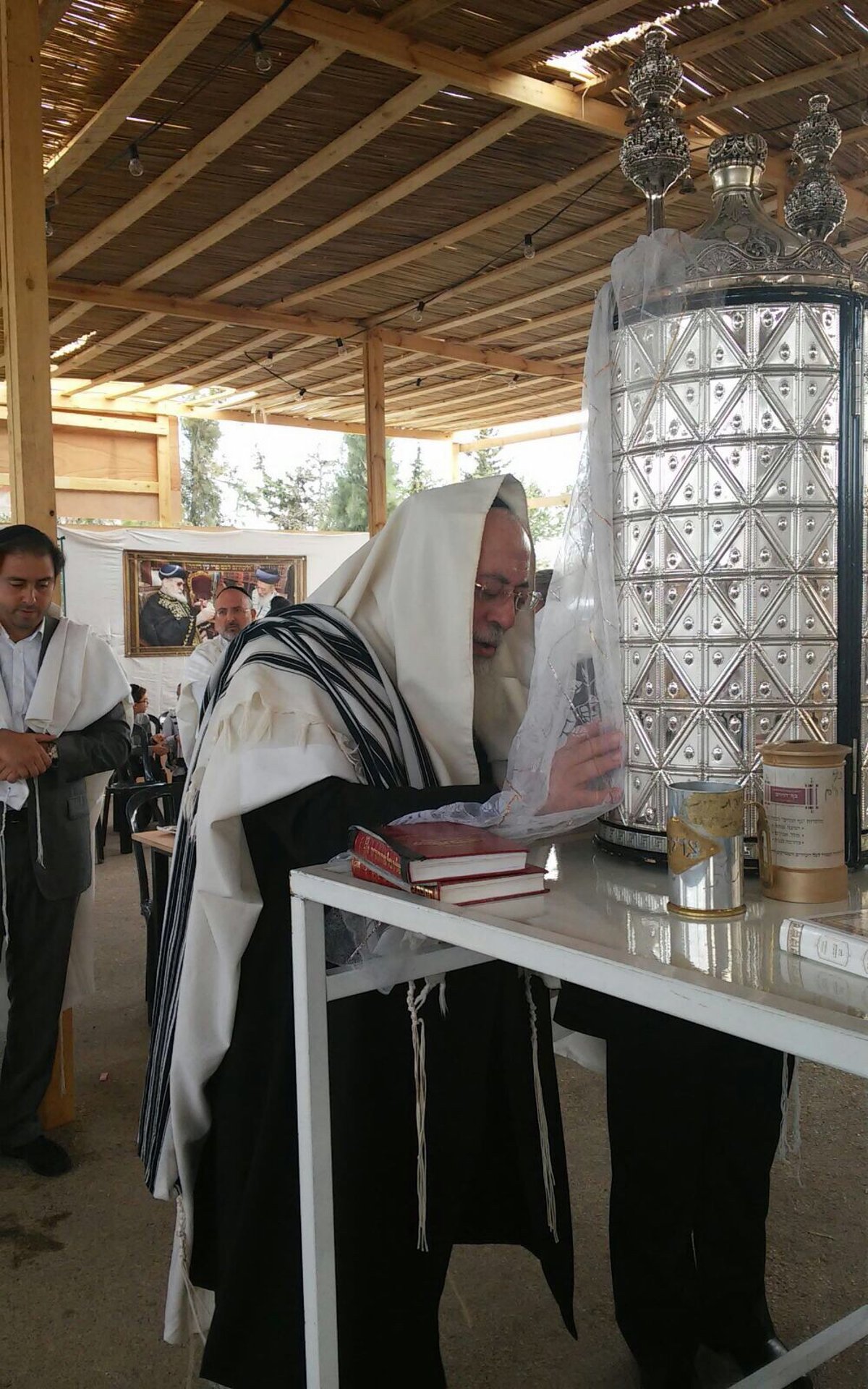 תיעוד: הגר"ש עמאר בנטילת ארבעת המינים