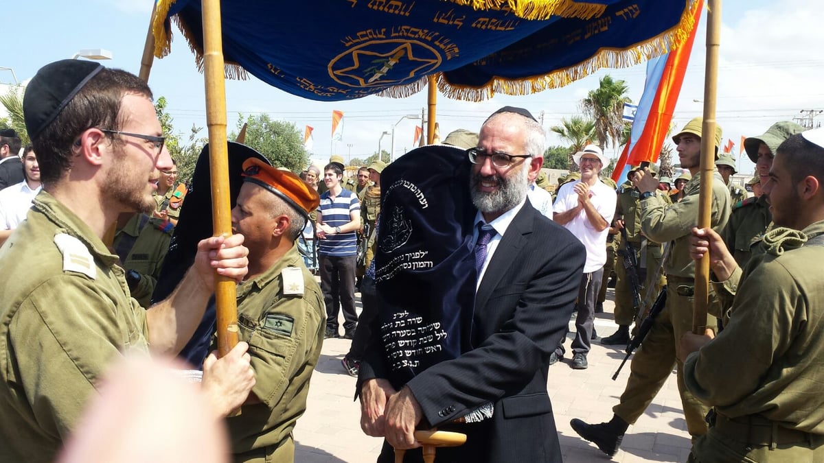 צפו: גבריאל ששון הכניס 7 ספרי תורה לבסיס צבאי לזכר שבעת ילדיו ז"ל