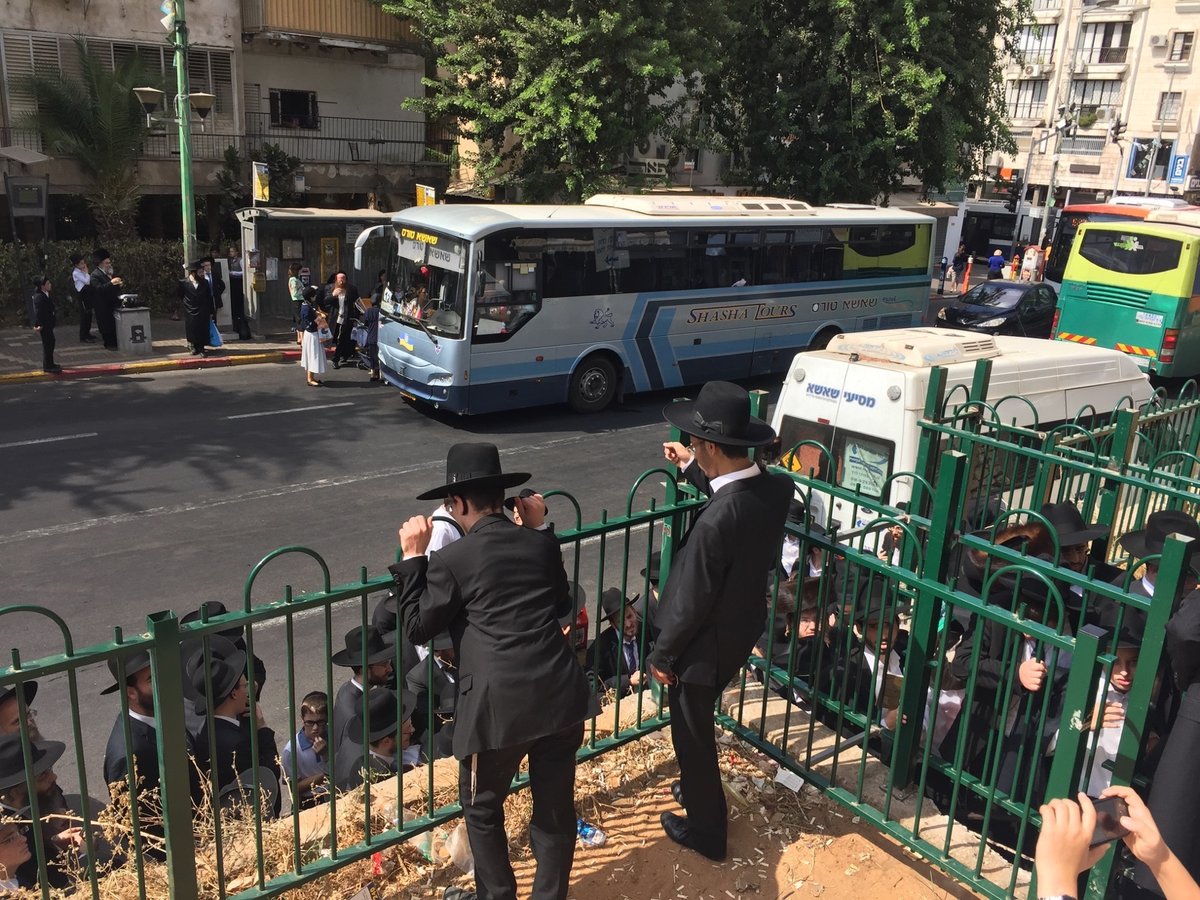 המונים צובאים ברחוב חזון איש להיכנס לקבל את ברכת מרן הגראי"ל שטיינמן