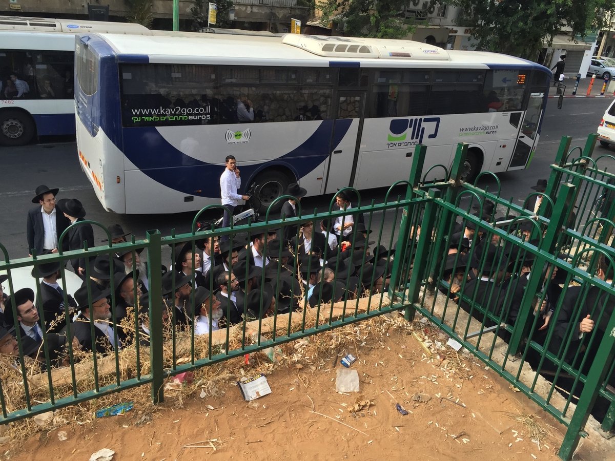 צפו: מרן הרב שטיינמן בתפילת מנחה של חול המועד בסוכה