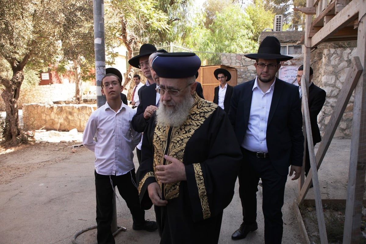 תיעוד: הראשון לציון הגר"י יוסף מארח את הנשיא בסוכתו