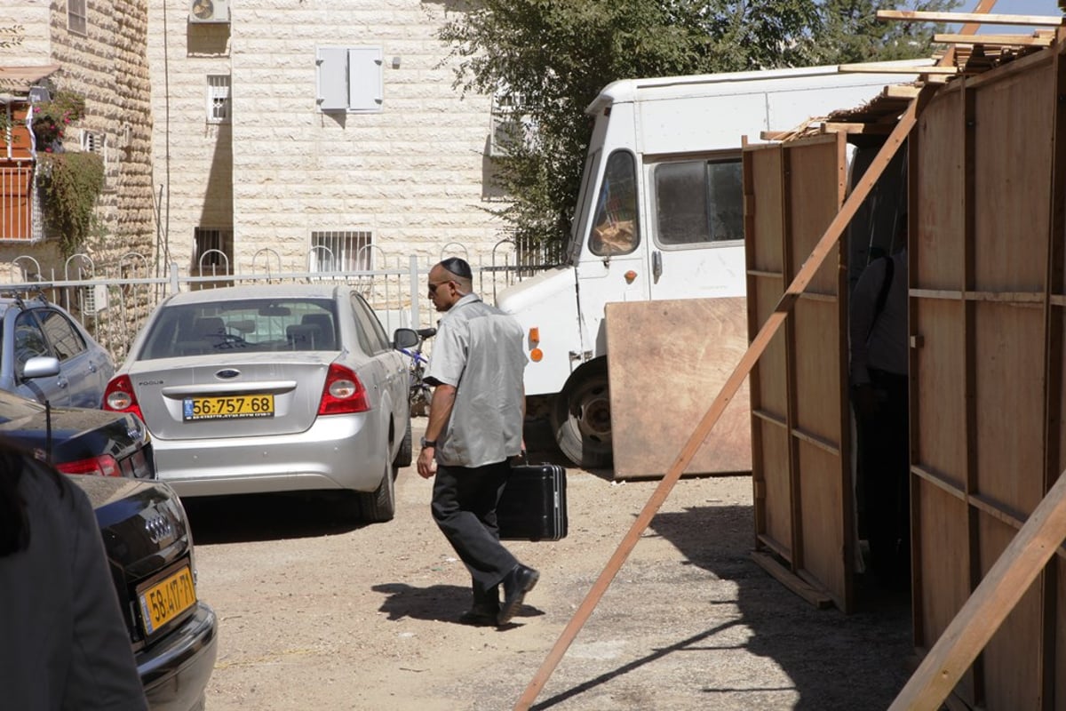 תיעוד: הראשון לציון הגר"י יוסף מארח את הנשיא בסוכתו