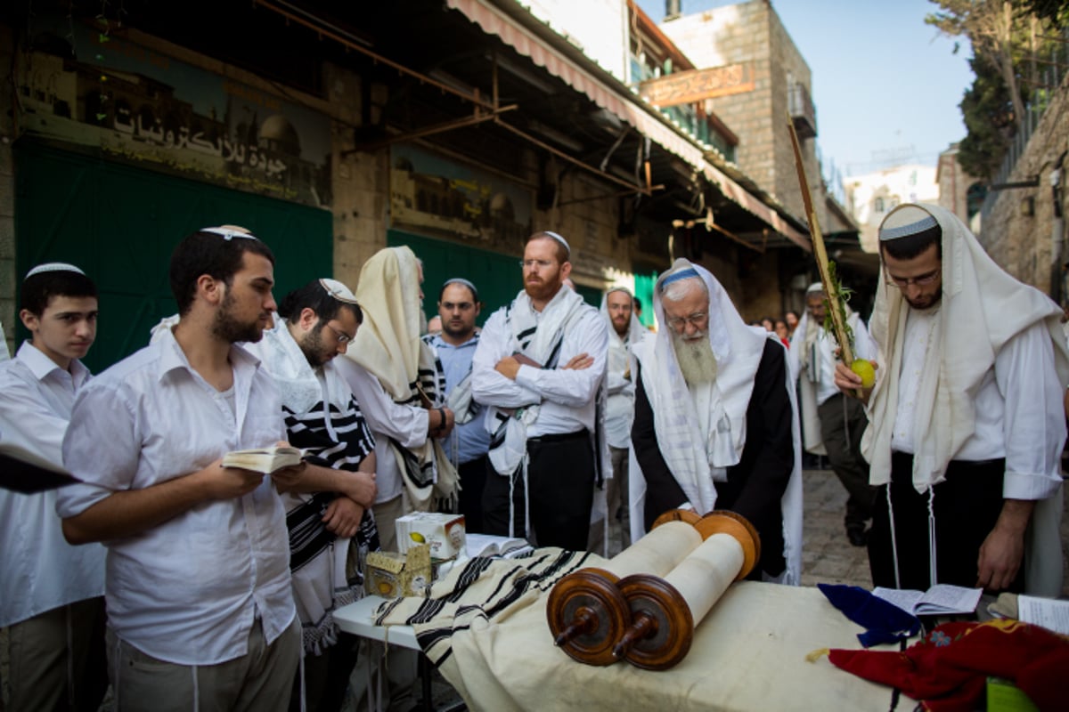 הושענא רבה בכותל המערבי • צפו בגלריה