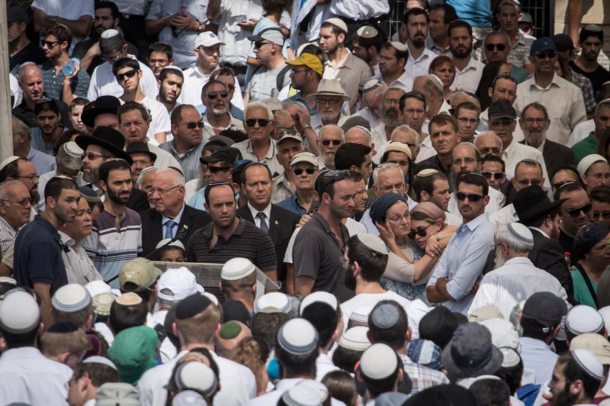 ערב חג "שמחת תורה": אלפים בהלוויות הנרצחים הרב נחמיה לביא והרב אהרון בניטה הי"ד