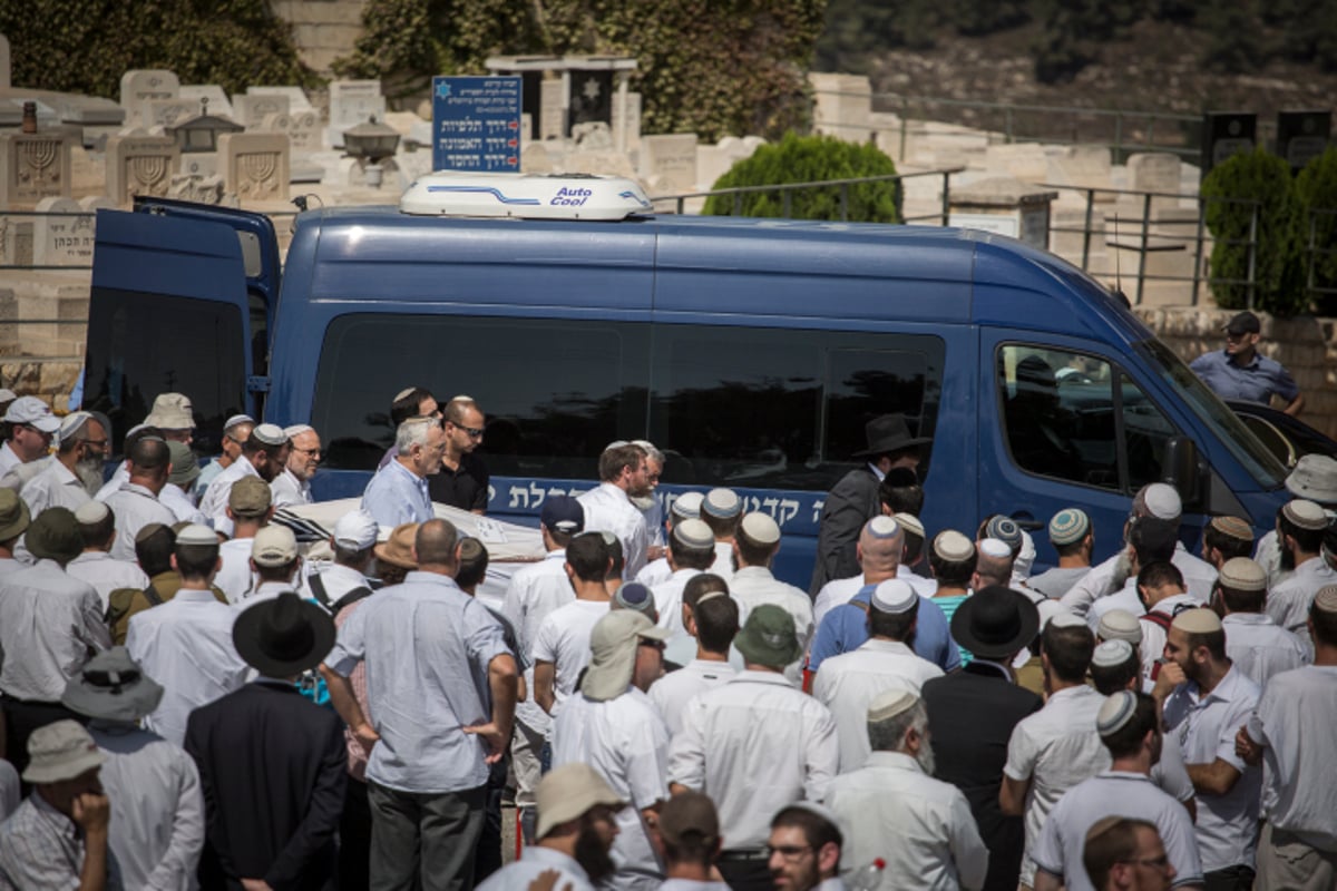 ערב חג "שמחת תורה": אלפים בהלוויות הנרצחים הרב נחמיה לביא והרב אהרון בניטה הי"ד