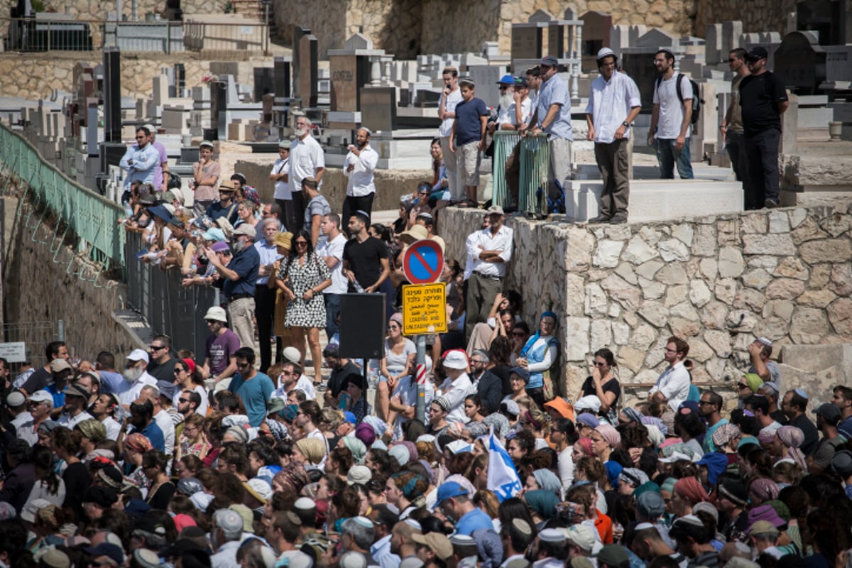 ערב חג "שמחת תורה": אלפים בהלוויות הנרצחים הרב נחמיה לביא והרב אהרון בניטה הי"ד