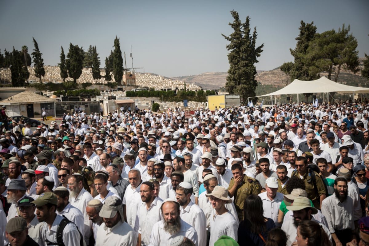 ערב חג "שמחת תורה": אלפים בהלוויות הנרצחים הרב נחמיה לביא והרב אהרון בניטה הי"ד