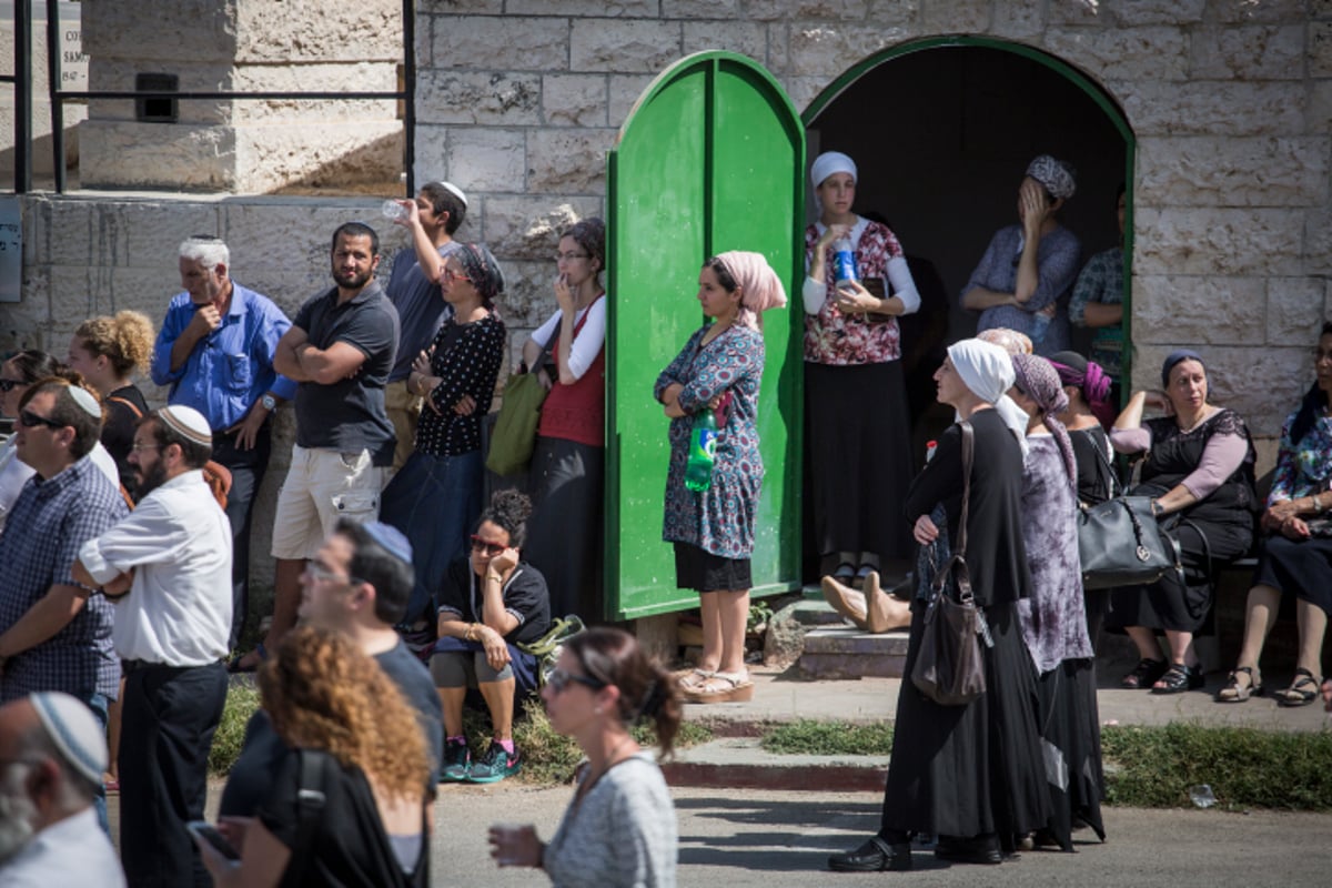 ערב חג "שמחת תורה": אלפים בהלוויות הנרצחים הרב נחמיה לביא והרב אהרון בניטה הי"ד