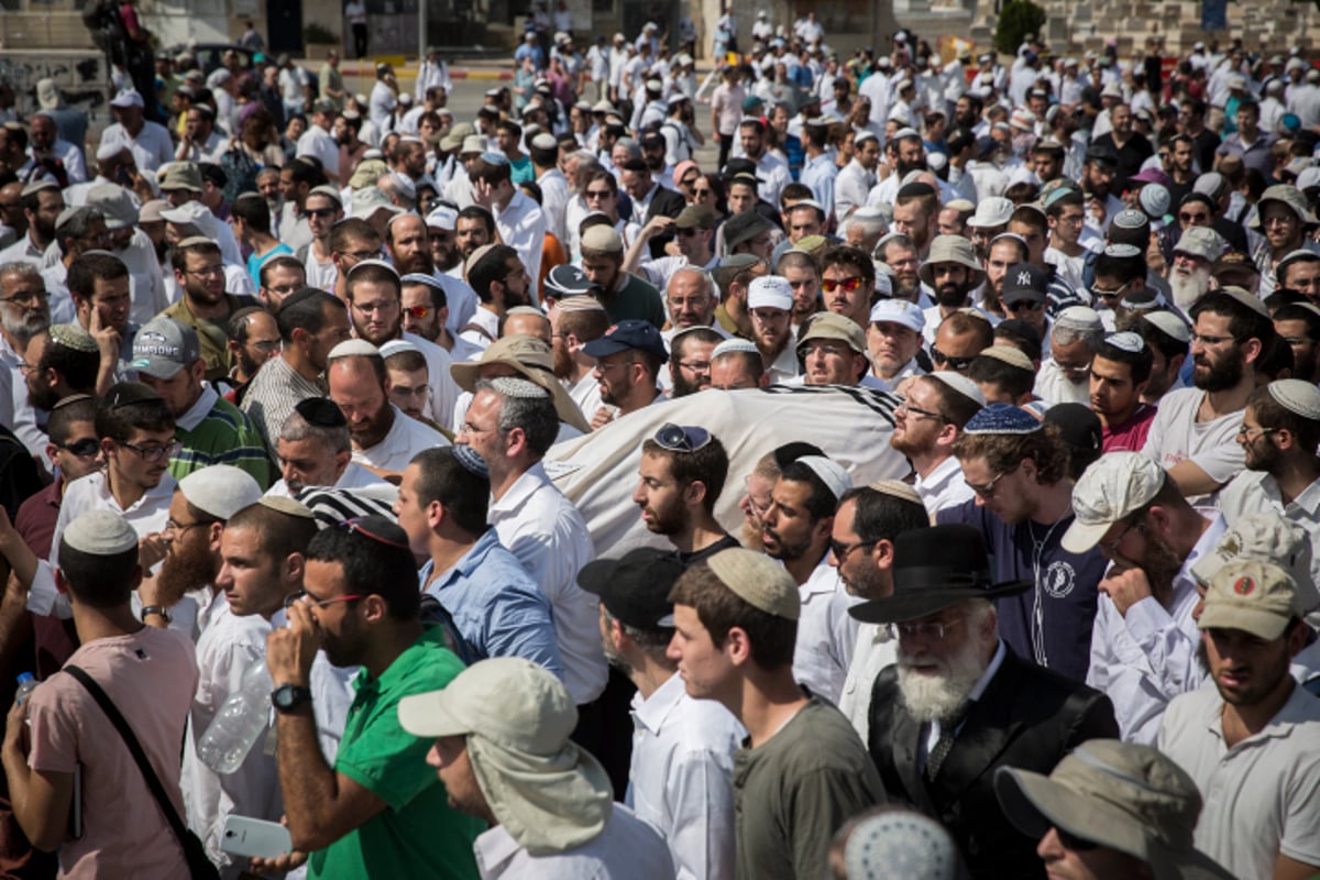 ערב חג "שמחת תורה": אלפים בהלוויות הנרצחים הרב נחמיה לביא והרב אהרון בניטה הי"ד