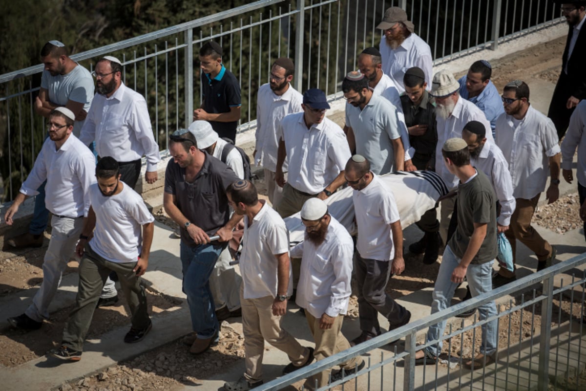 ערב חג "שמחת תורה": אלפים בהלוויות הנרצחים הרב נחמיה לביא והרב אהרון בניטה הי"ד