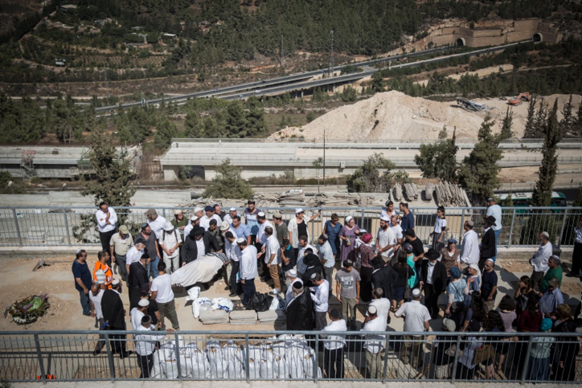 ערב חג "שמחת תורה": אלפים בהלוויות הנרצחים הרב נחמיה לביא והרב אהרון בניטה הי"ד