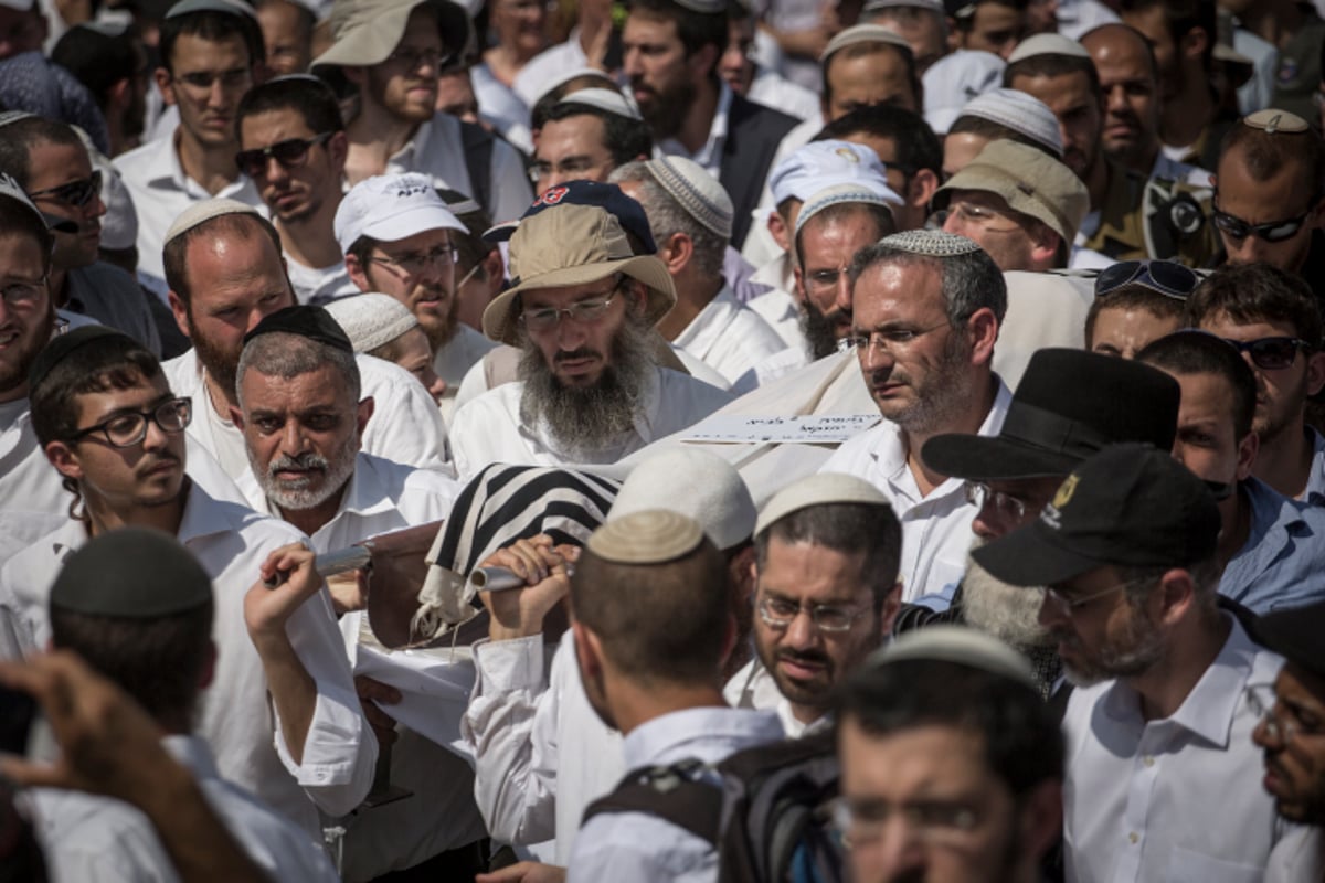 ערב חג "שמחת תורה": אלפים בהלוויות הנרצחים הרב נחמיה לביא והרב אהרון בניטה הי"ד