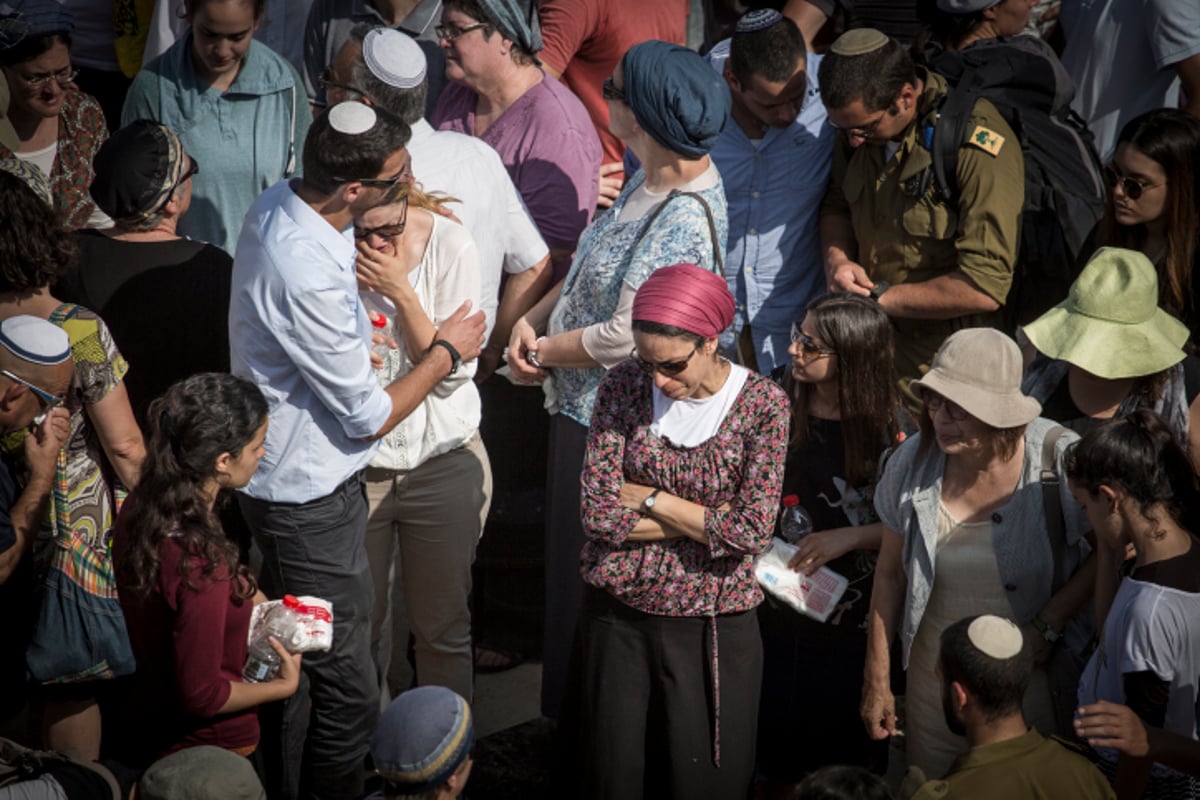 ערב חג "שמחת תורה": אלפים בהלוויות הנרצחים הרב נחמיה לביא והרב אהרון בניטה הי"ד