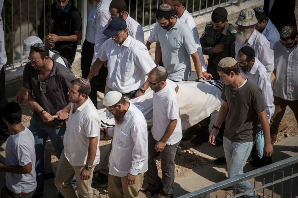 ערב חג "שמחת תורה": אלפים בהלוויות הנרצחים הרב נחמיה לביא והרב אהרון בניטה הי"ד