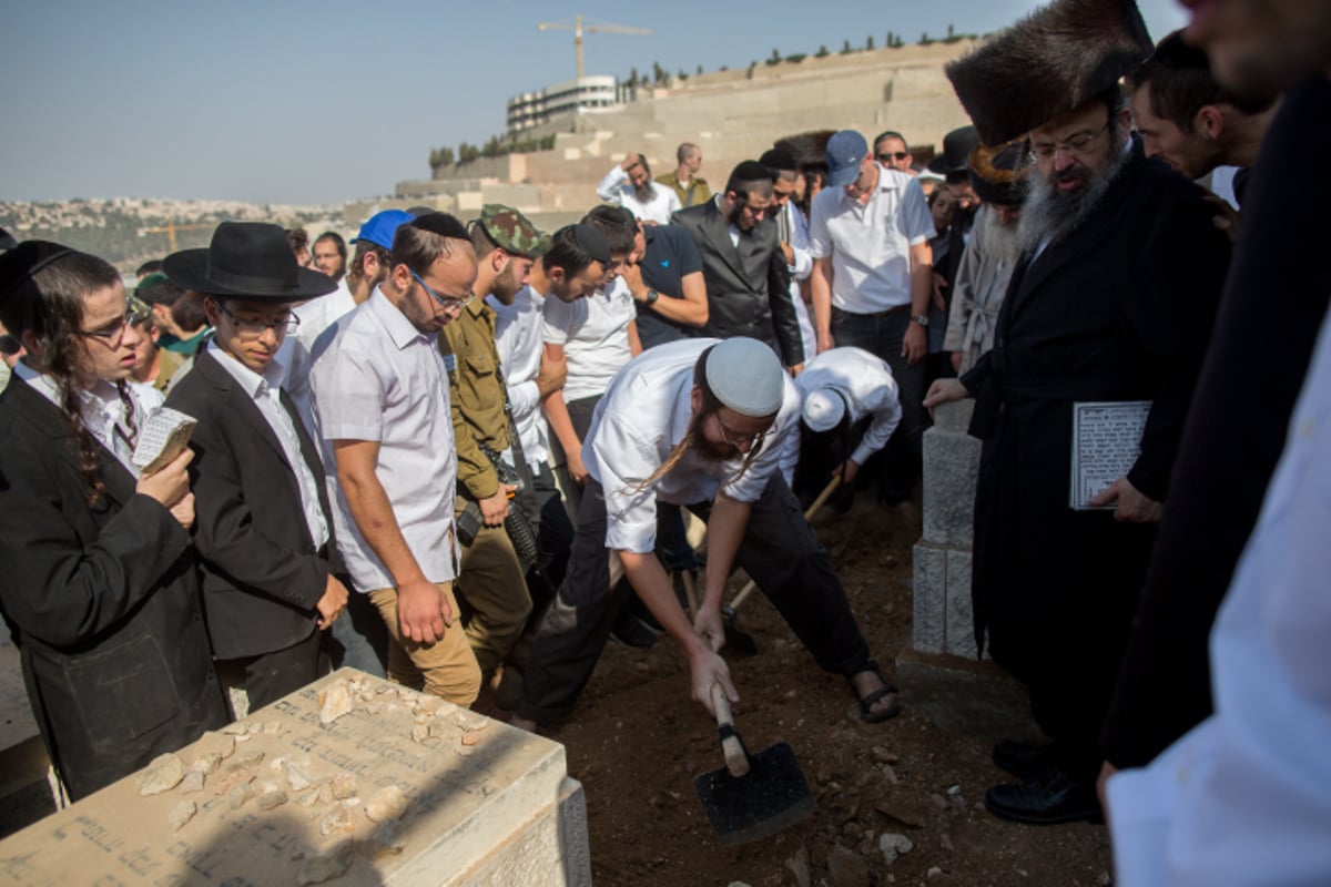 ערב חג "שמחת תורה": אלפים בהלוויות הנרצחים הרב נחמיה לביא והרב אהרון בניטה הי"ד