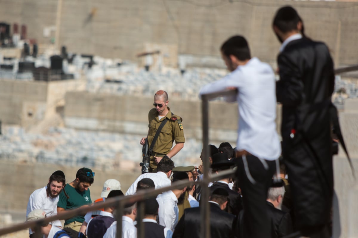 ערב חג "שמחת תורה": אלפים בהלוויות הנרצחים הרב נחמיה לביא והרב אהרון בניטה הי"ד