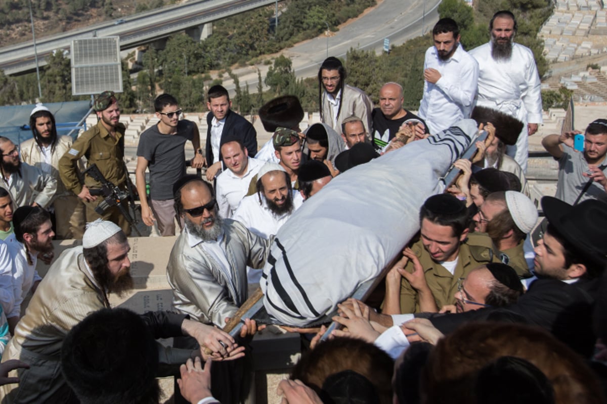 ערב חג "שמחת תורה": אלפים בהלוויות הנרצחים הרב נחמיה לביא והרב אהרון בניטה הי"ד