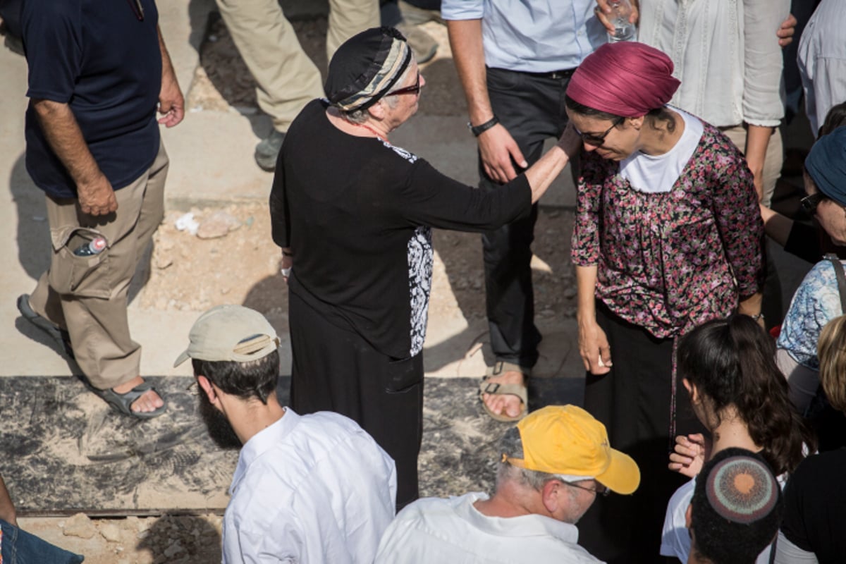 ערב חג "שמחת תורה": אלפים בהלוויות הנרצחים הרב נחמיה לביא והרב אהרון בניטה הי"ד