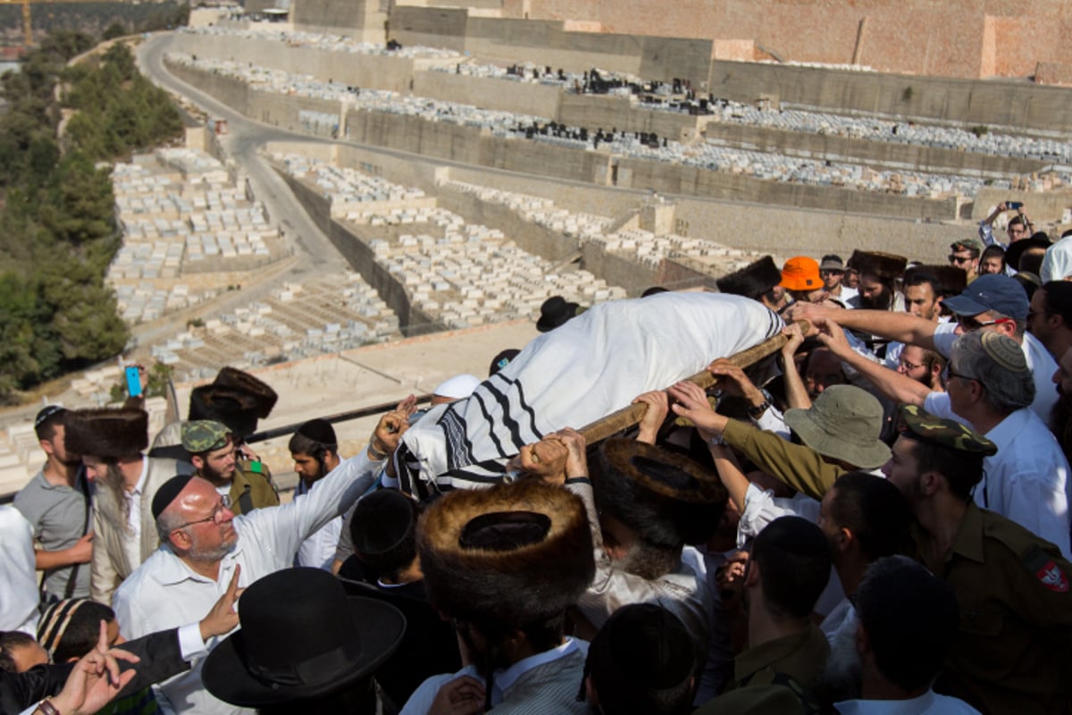 ערב חג "שמחת תורה": אלפים בהלוויות הנרצחים הרב נחמיה לביא והרב אהרון בניטה הי"ד