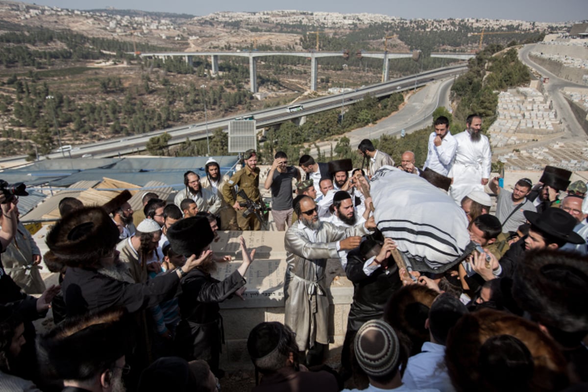 ערב חג "שמחת תורה": אלפים בהלוויות הנרצחים הרב נחמיה לביא והרב אהרון בניטה הי"ד