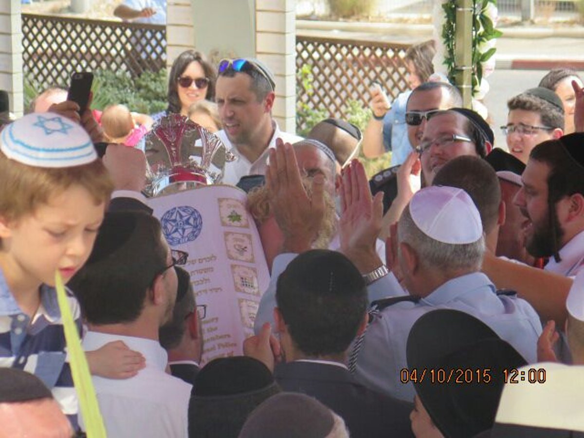 ספר תורה הוכנס לעילוי נשמת השוטר זידאן סייף. צפו