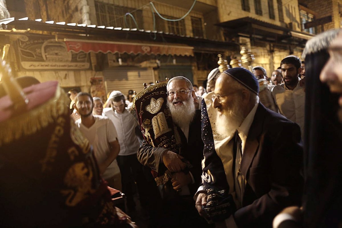 הרב שלמה אבינר וסגן שר הביטחון אלי בן דהן בהקפות שניות ברובע המוסלמי