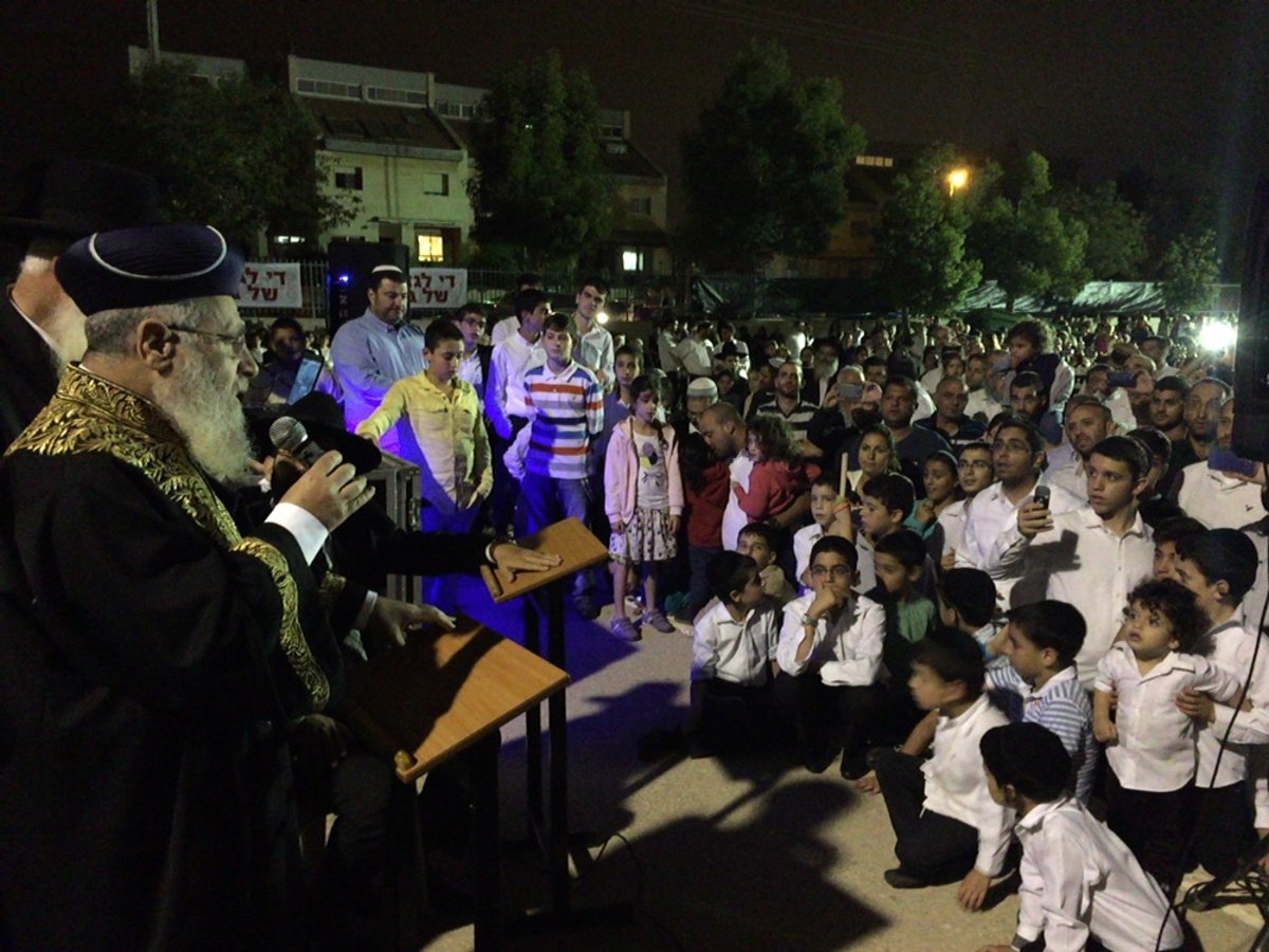 הראשל"צ הגר"י יוסף בהקפות שניות בגבעת זאב: "אסור להרוס את בית הכנסת"