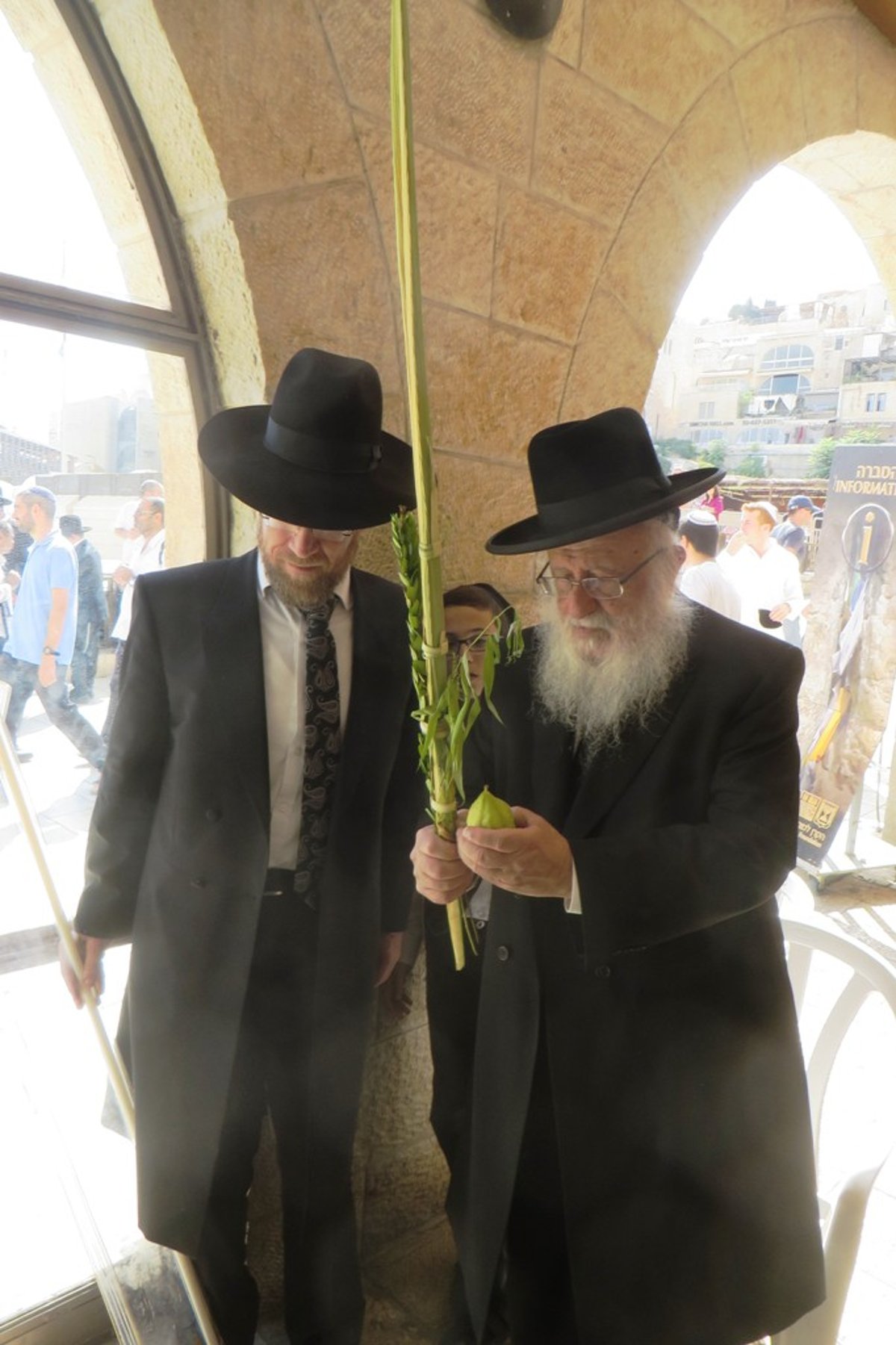 מראות חג הסוכות בישיבת פוניבז' • גלריה