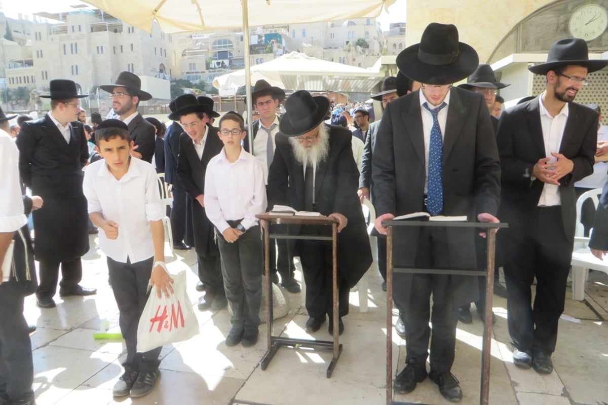 מראות חג הסוכות בישיבת פוניבז' • גלריה