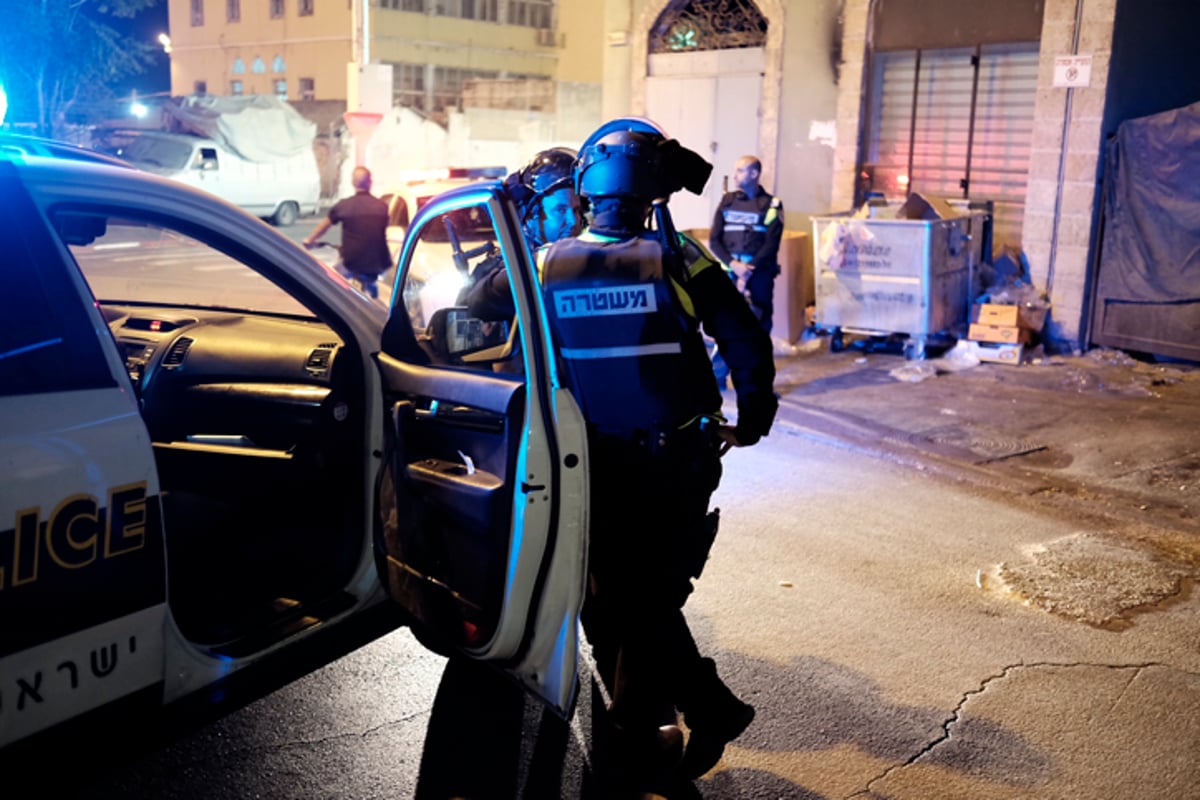 שישה שוטרים נפצעו מאבנים ביפו; בקבוקי תבערה בכביש 6