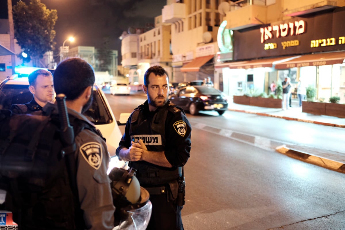 שישה שוטרים נפצעו מאבנים ביפו; בקבוקי תבערה בכביש 6