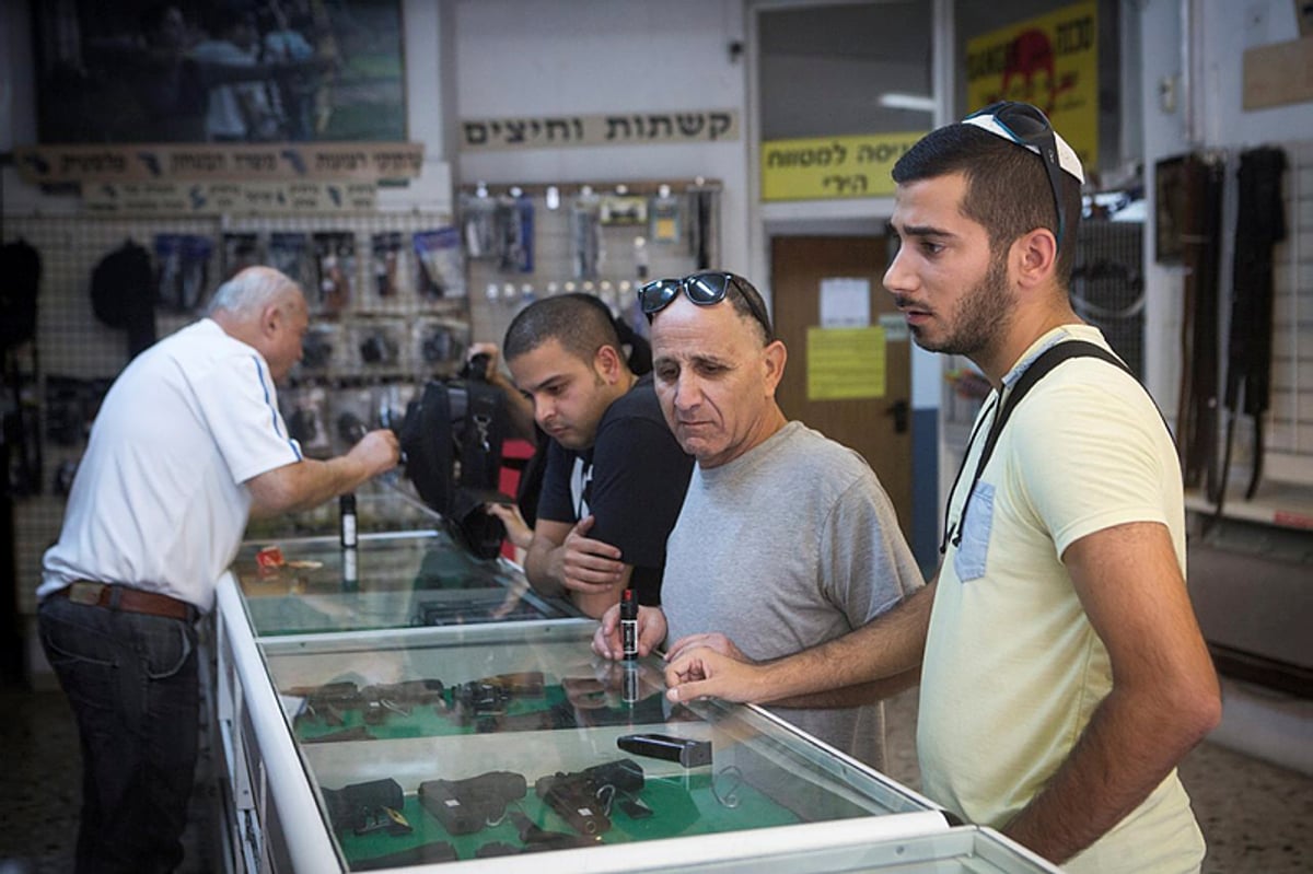 אזרחים מצטיידים בנשק: "כל אחד יכול להציל"