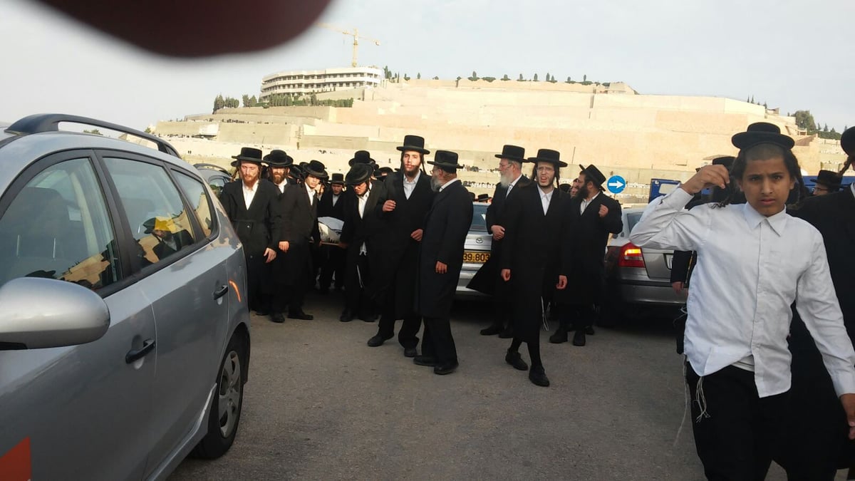 תיעוד עצוב: הלווית הרב ישעיהו קרישבסקי הי"ד