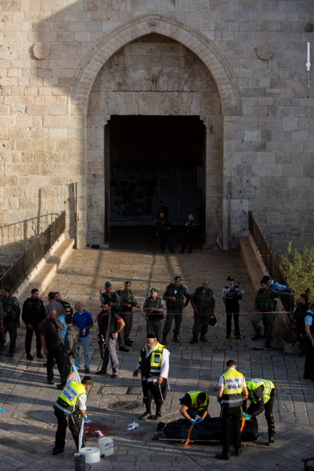 מתנדבי זק"א מטפלים במחבל בפיגוע בשער שכם, אתמול