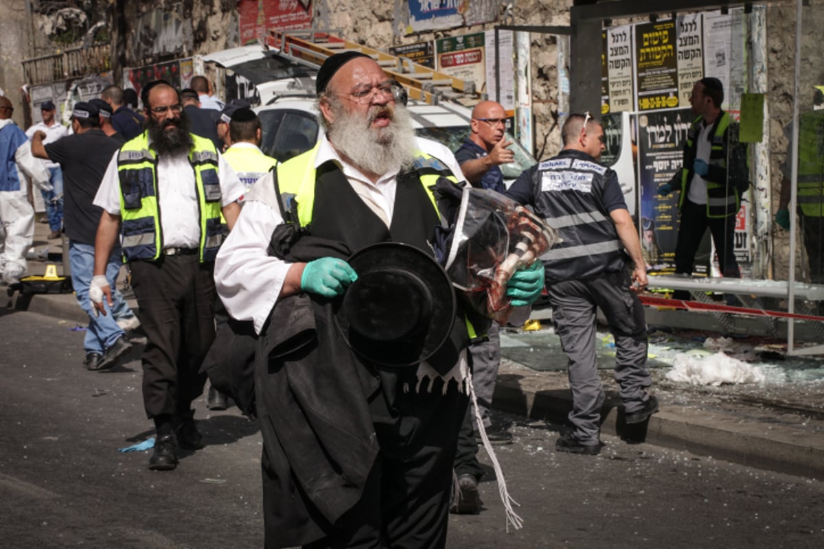 מתנדב זק"א עם פריטי הנרצח בפיגוע