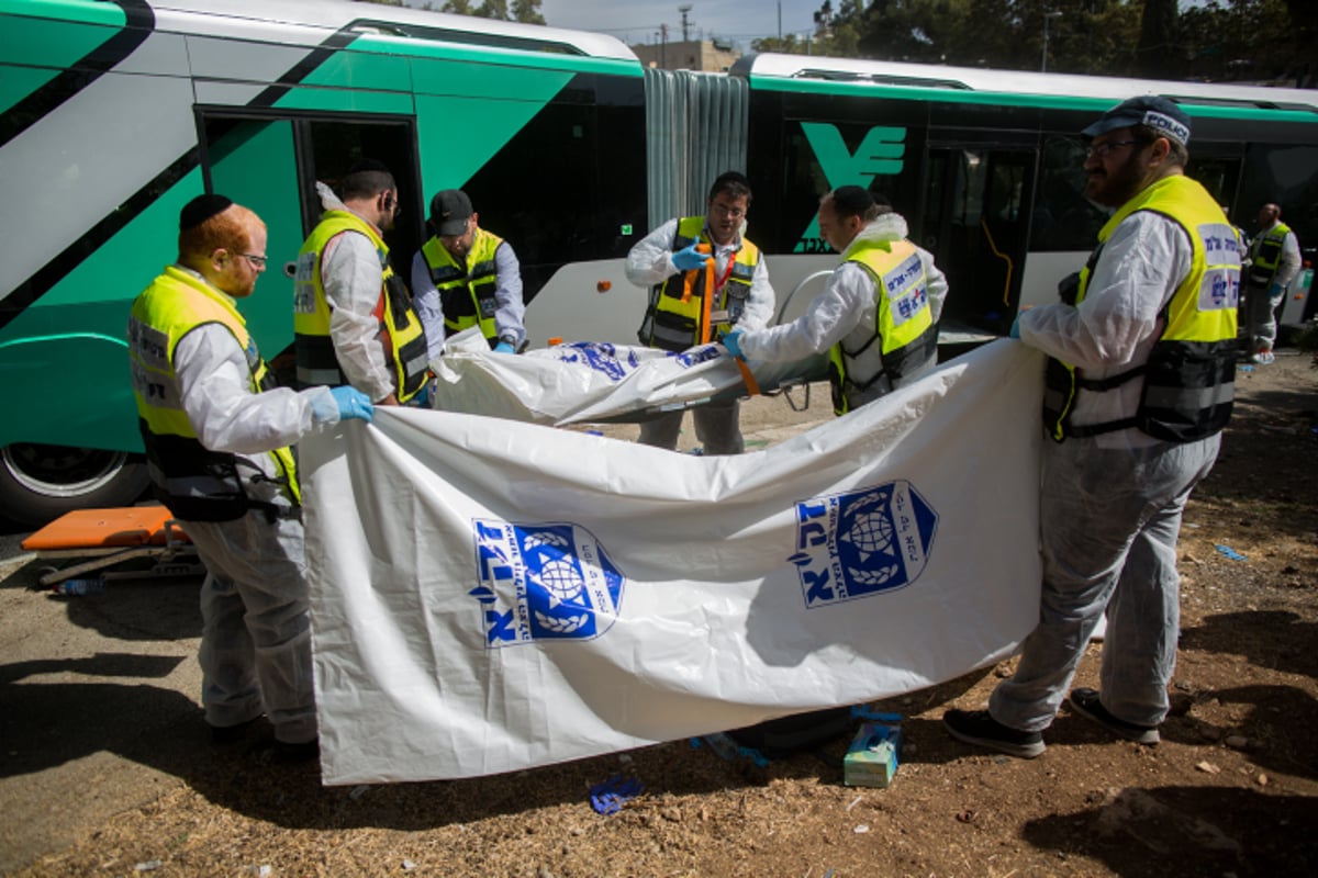 מתנדבי זק"א בזירת הפיגוע בארמון הנציב