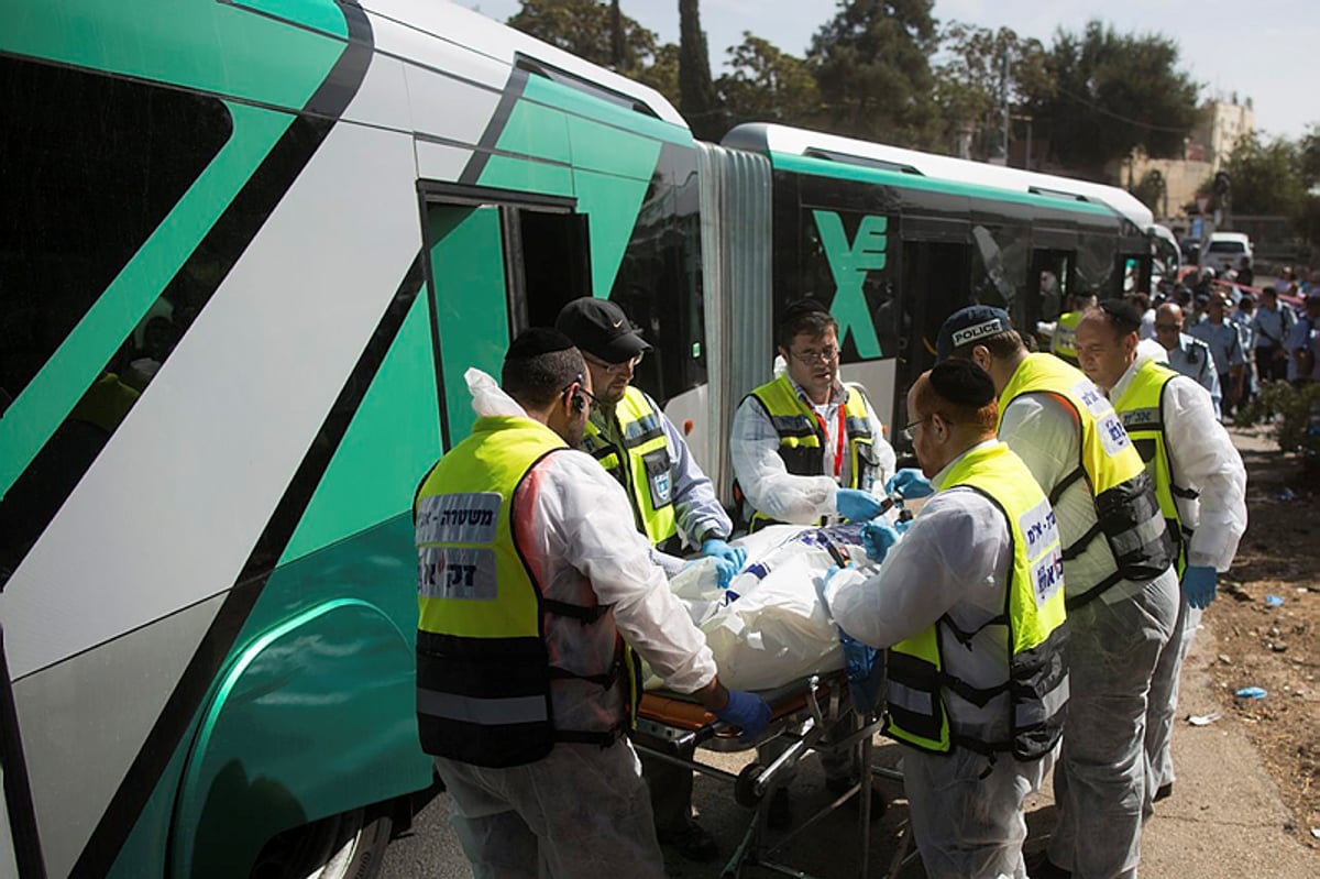 מתנדבי זק"א מטפלים בגופות בזירה