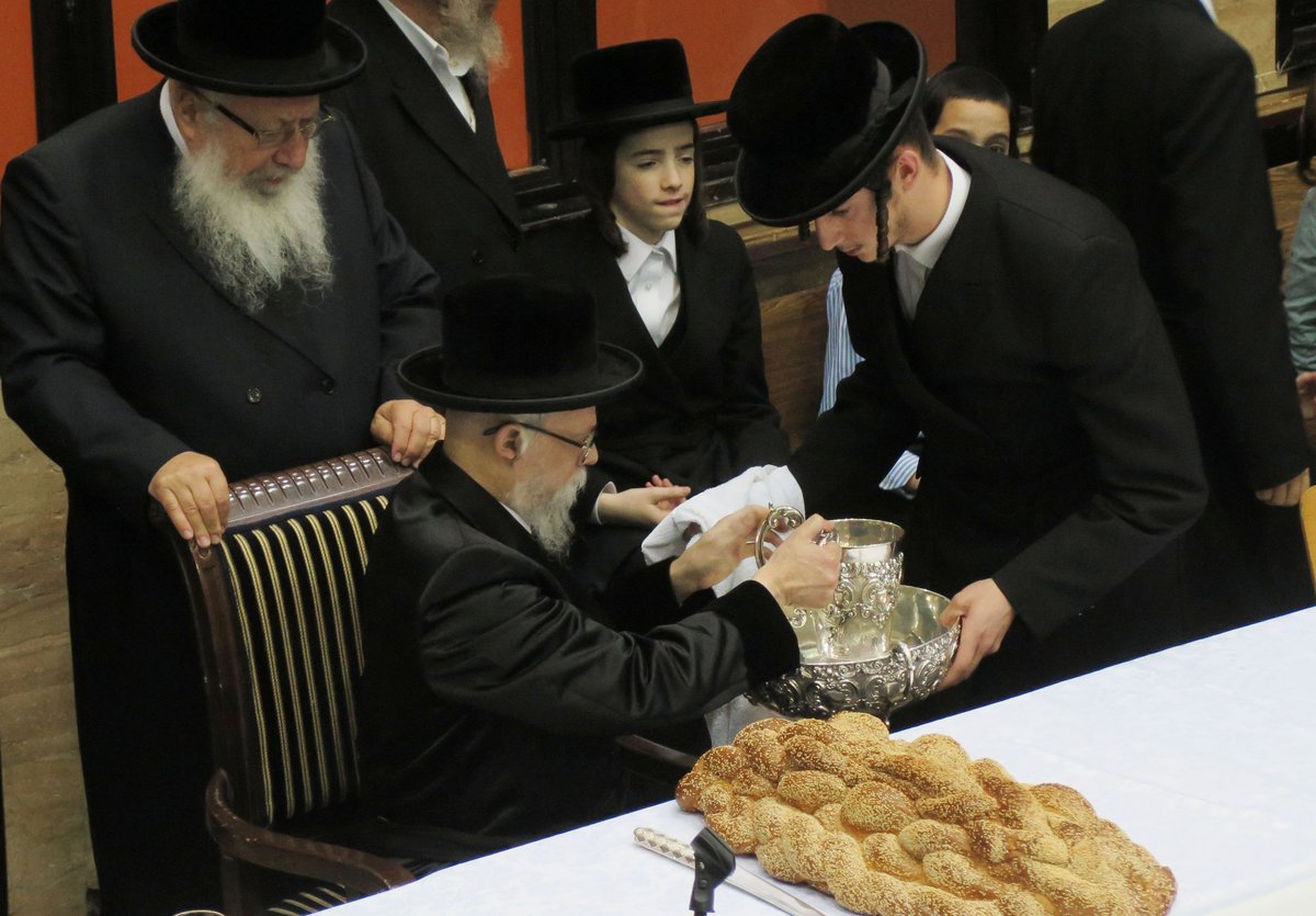 תיעוד: הרבי מסערט ויז'ניץ בטיש יארצייט לסביו