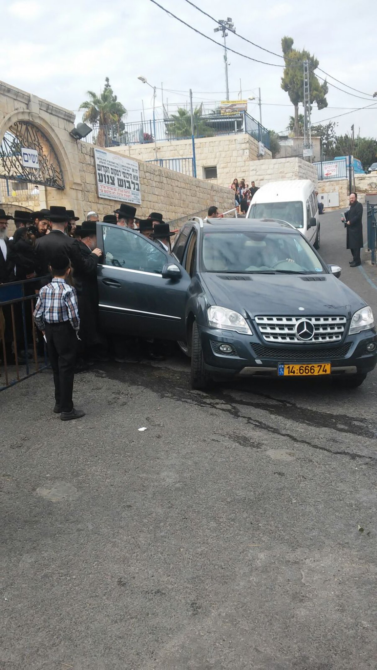 לקראת החתונה: הרבי מויז'ניץ בציון הרשב"י