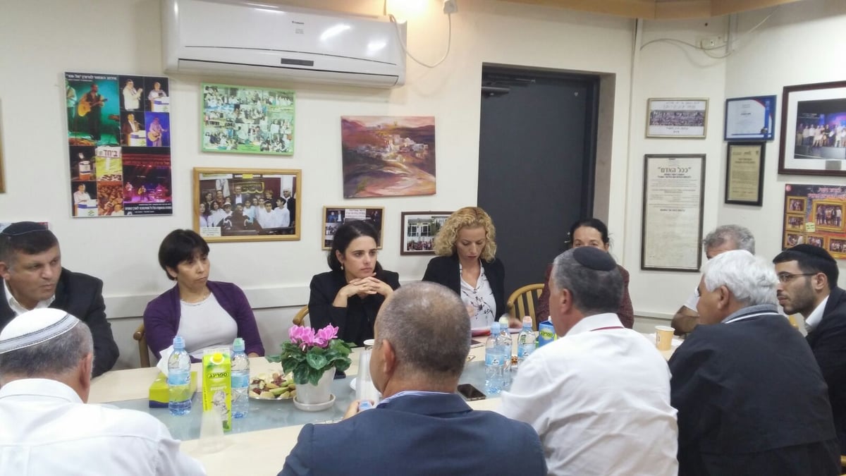 איילת שקד ביקרה בבית הכנסת בגבעת זאב: "ננסה למצא פתרון"