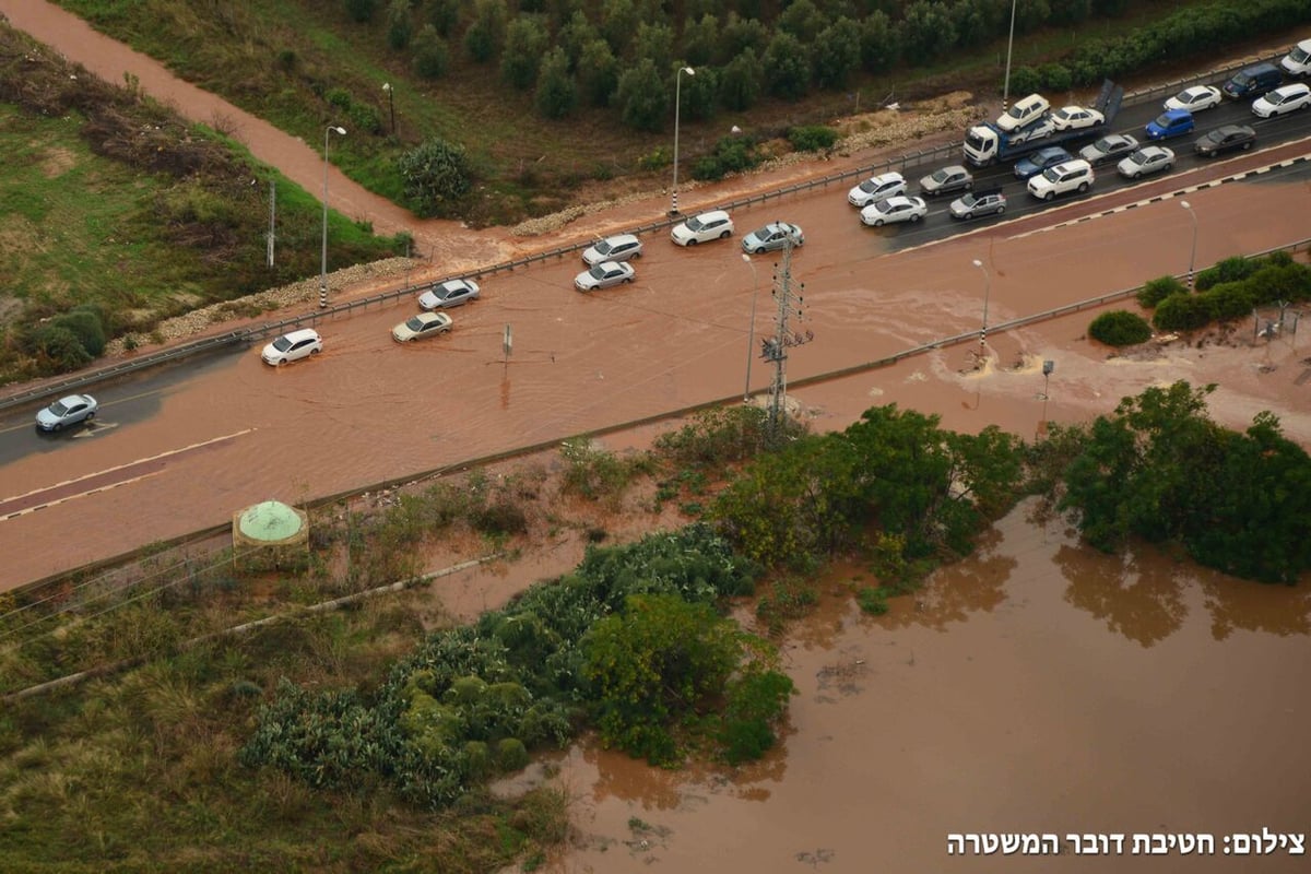 אלפים ללא חשמל; הצפות ענק בשרון • צפו בתוצאות הסערה