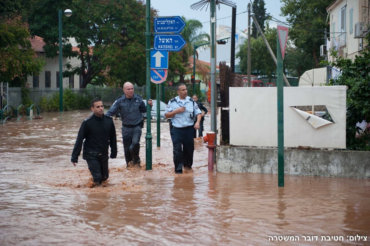 אלפים ללא חשמל; הצפות ענק בשרון • צפו בתוצאות הסערה