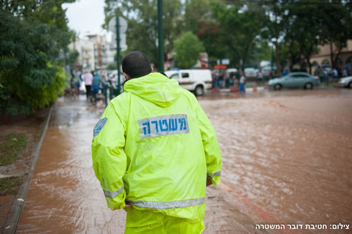 אלפים ללא חשמל; הצפות ענק בשרון • צפו בתוצאות הסערה