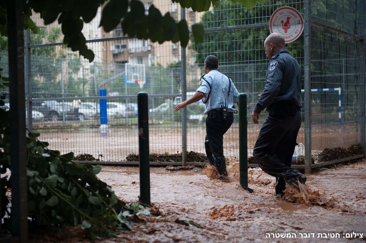 אלפים ללא חשמל; הצפות ענק בשרון • צפו בתוצאות הסערה